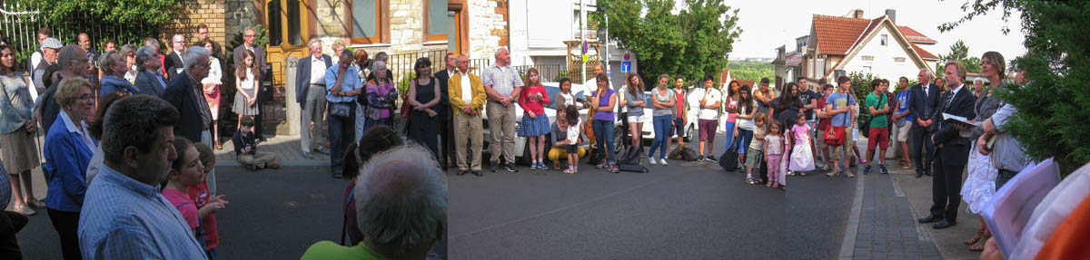 (from the l., front row) Michael Würtz, ... (to the l. in front of the door:) Gerhard Mahlberg, owner of the building where the plaque is mounted, (to the l. in front of the door:) Werner Haase, of the Initiative Stolpersteine, (in front:) Wolf and Brigitte Lüben ... (r., in dark suit:) Joachim Netz, Director of Kulturgesellschaft Bergen-Enkheim, Kathrin Fuchs, Vicar at the Bergen-Enkheim Protestant Church