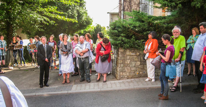 (from the l.:) Mayer and head of Planning and Construction Olaf Cunitz, The GREENS, Kathrin Fuchs, Vicar of the Bergen-Enkheim Protestant Church, Rabbi Andrew Steiman, ?, Edith Haase, of the Initiative Stolpersteine, Caroline Ohlmeier, Bergen-Enkheimer journalist, Horst Becker and Michael Würtz of AG Heimatmuseum Bergen-Enkheim