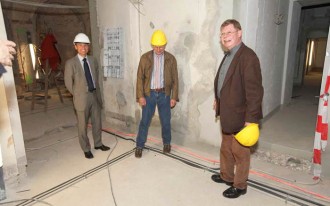 Dr. Theo Jülich, Direktor des Landesmuseums Darmstadt (rechts) zeigt Bernd Fischer (mitte) und Dr. Klaus Willnow, Siemens AG (links) den für die Skulptur des Innovationspreis vorgesehen Platz.